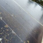 Zonnepanelen schoonmaken met kraanwater: waarom je het niet moet doen